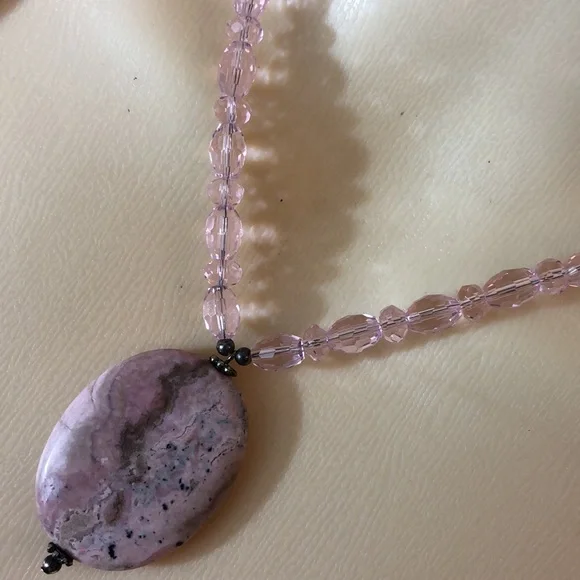 Pink crystal with stone pendant necklace - Picture 5 of 8